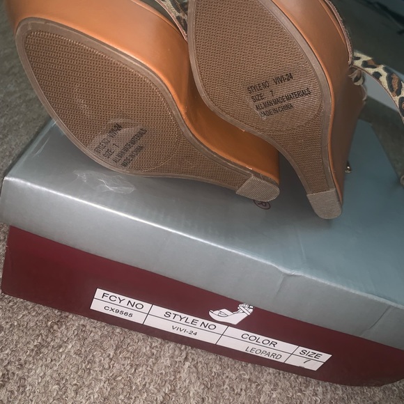 Leopard print platform sandals - Picture 3 of 4